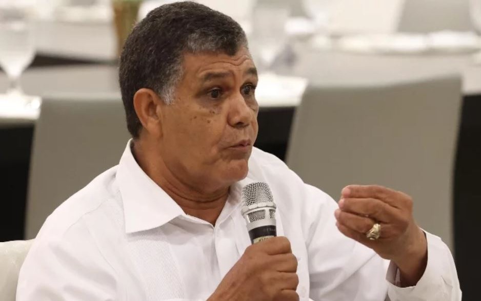 Controversia en Santo Domingo Oeste por Solicitud de Viajes del Alcalde