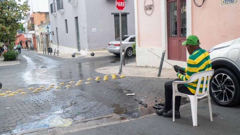 Vecinos Exigen Solución a Fuga de Agua en la Calle Meriño