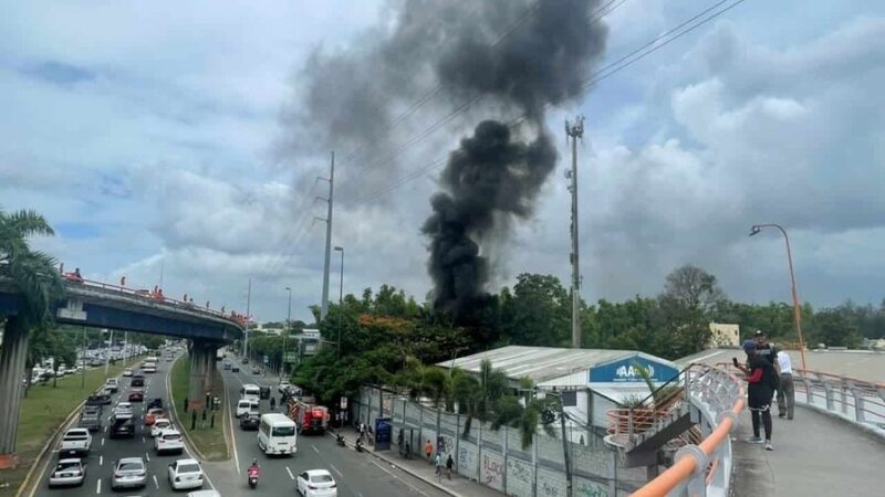 Incendio en Solar de la Avenida John F. Kennedy Moviliza a Bomberos