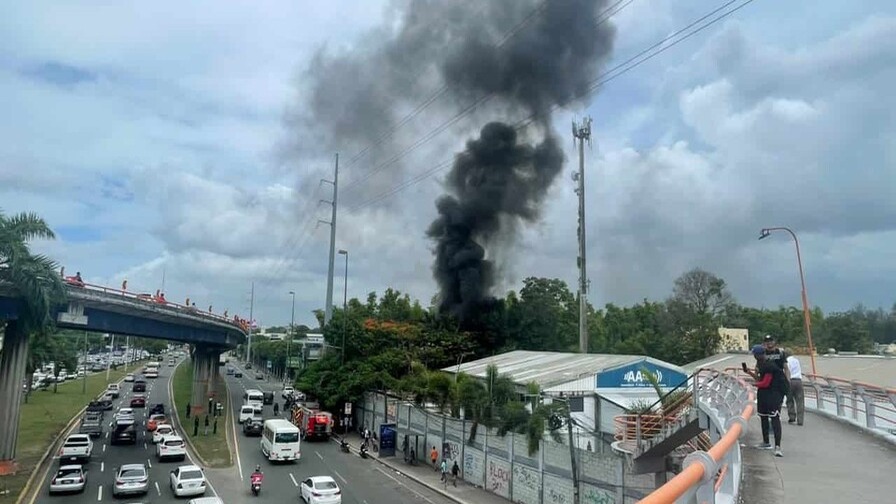 Incendio en Solar de la Avenida John F. Kennedy Moviliza a Bomberos