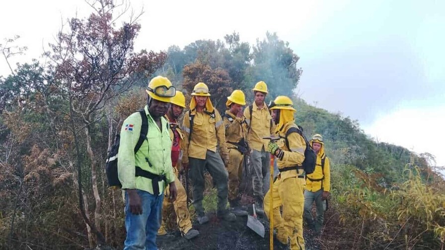 Incendios Forestales Amenazan Parques Nacionales en San Cristóbal y San Juan