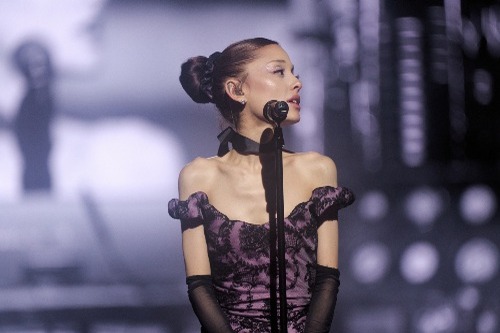 Ariana Grande Desata su Furia en ‘Petal’ y Recibe Aplausos de la Crítica