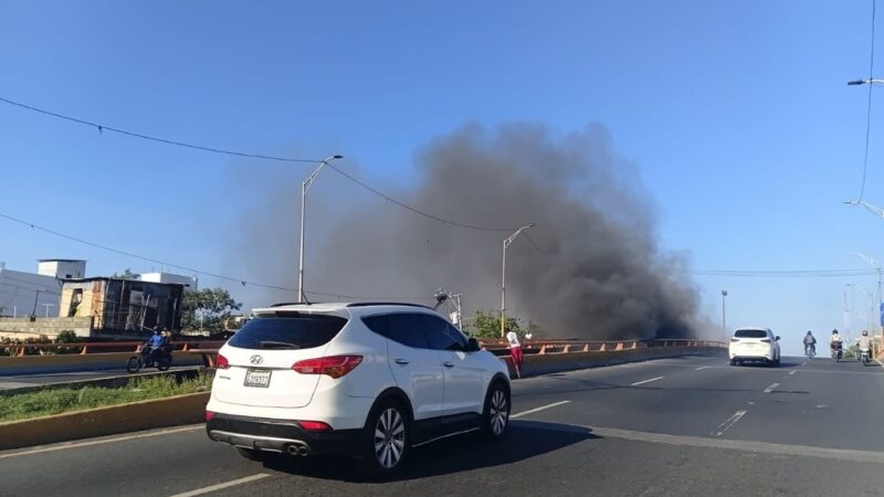 Densa Humareda Sorprende a Transeúntes en el Expreso V Centenario