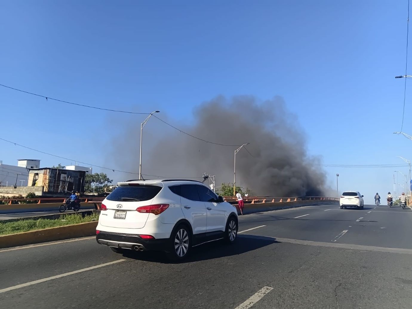 Densa Humareda Sorprende a Transeúntes en el Expreso V Centenario