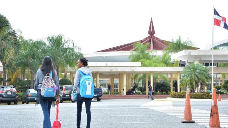 Mescyt Reorganiza Becas: Impacto en Estudiantes de la UASD