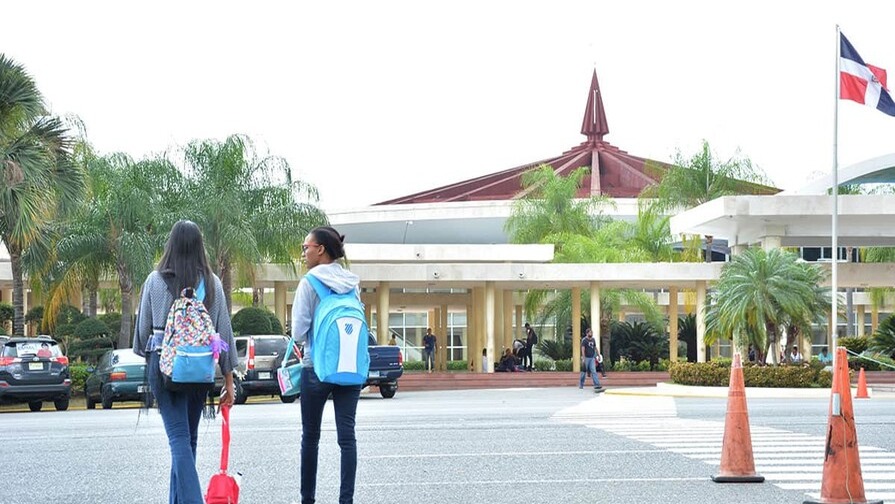 Mescyt Reorganiza Becas: Impacto en Estudiantes de la UASD