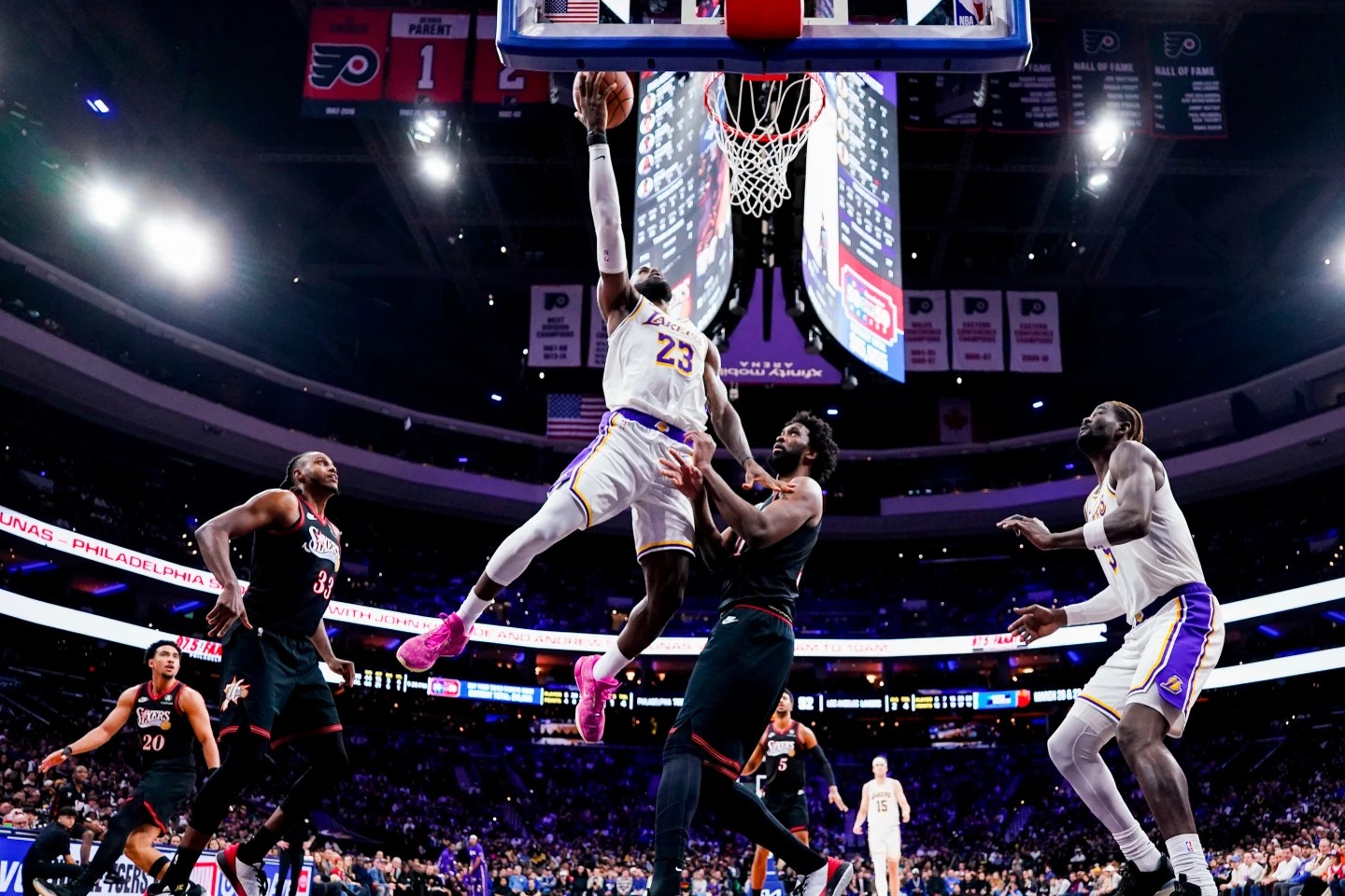 LeBron James Reaviva las Aspiraciones de Filadelfia en la NBA