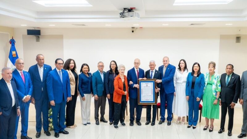 Senado Dominicano Honra la Trayectoria de Jaime Sued en la Industria Farmacéutica