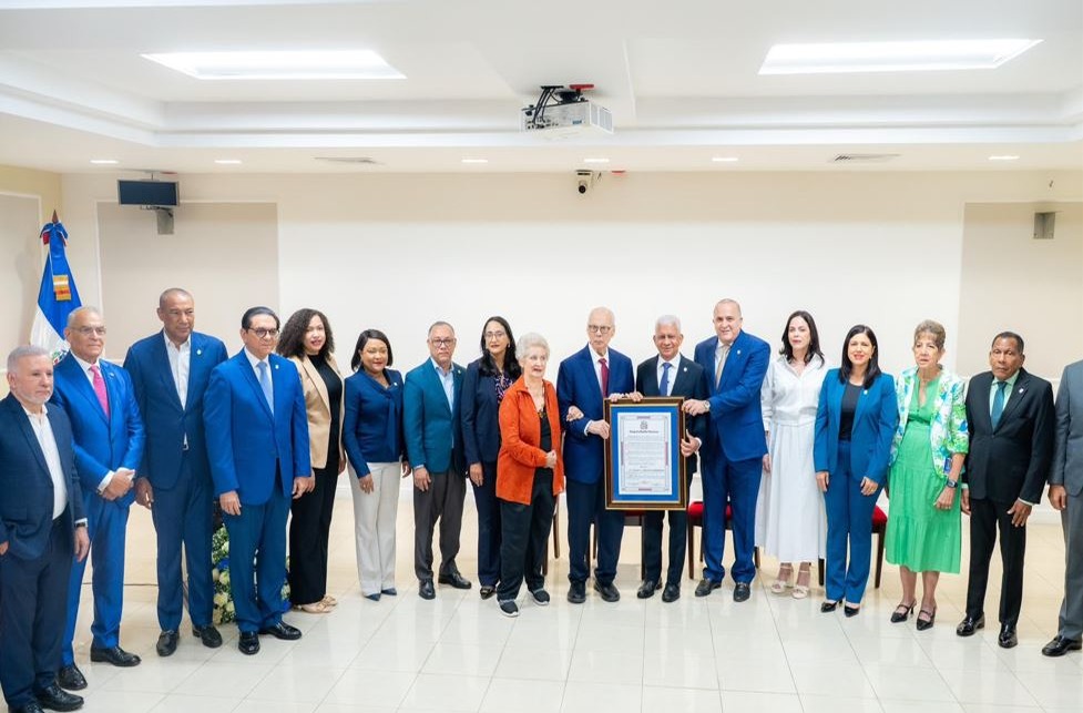 Senado Dominicano Honra la Trayectoria de Jaime Sued en la Industria Farmacéutica