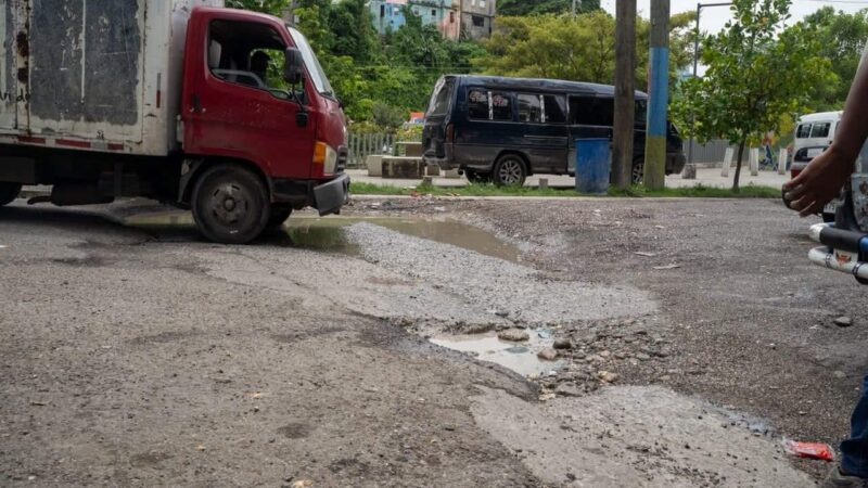 Conductores Enfrentan Desafíos por el Deterioro de Vías en Santo Domingo