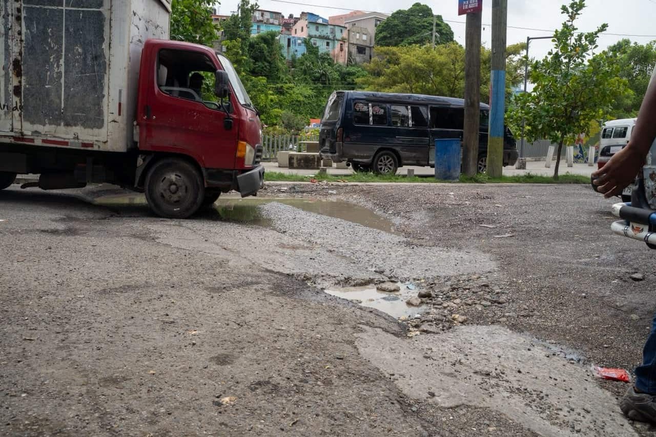 Conductores Enfrentan Desafíos por el Deterioro de Vías en Santo Domingo