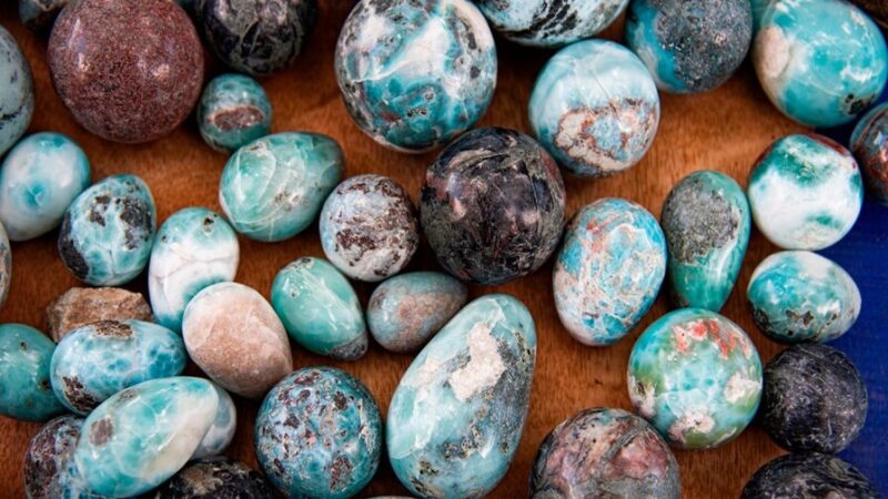 El 60% del Larimar Permanece en el País, Asegura Energía y Minas