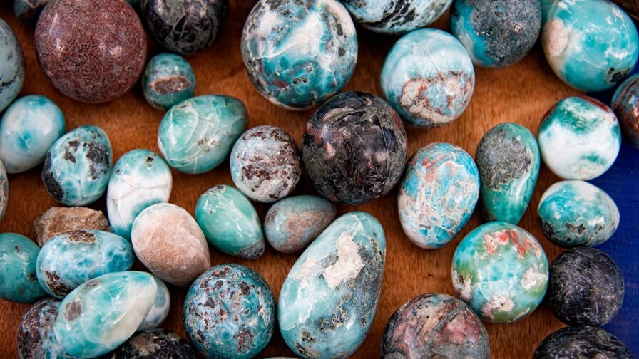 El 60% del Larimar Permanece en el País, Asegura Energía y Minas