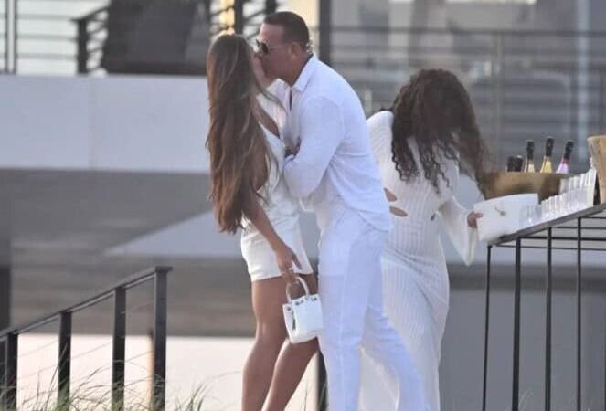 Alex Rodríguez Captado con Nueva Acompañante en Exclusiva Fiesta en los Hamptons