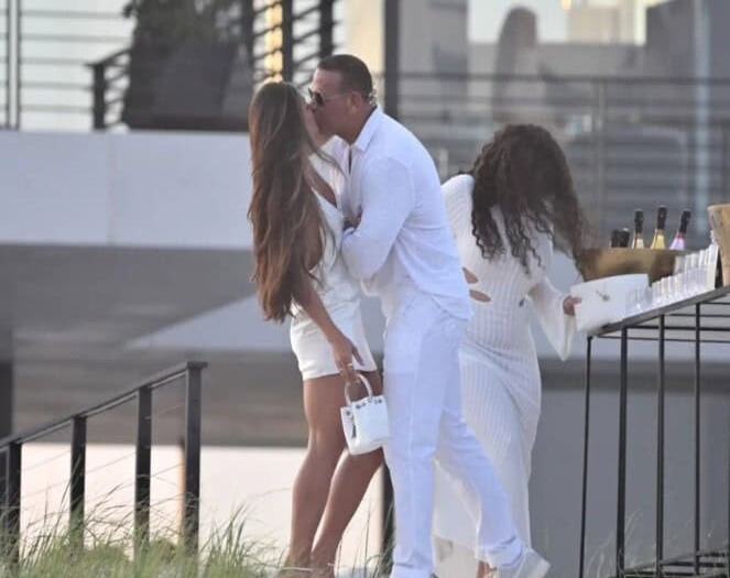 Alex Rodríguez Captado con Nueva Acompañante en Exclusiva Fiesta en los Hamptons