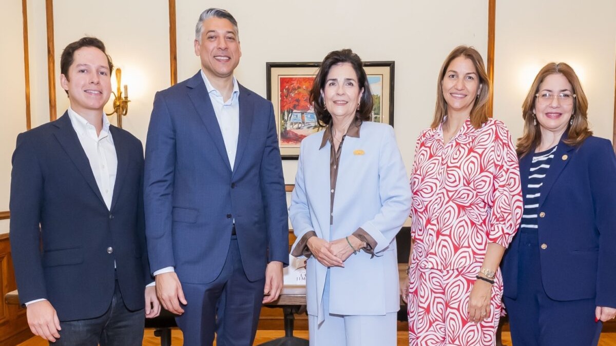 Centro León y Arajet Fortalecen Vínculos Culturales con Nueva Alianza