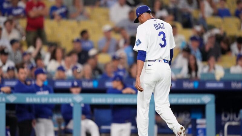 Edwin Díaz Regresa a la Lista de Lesionados de los Dodgers por Inflamación en el Cuello