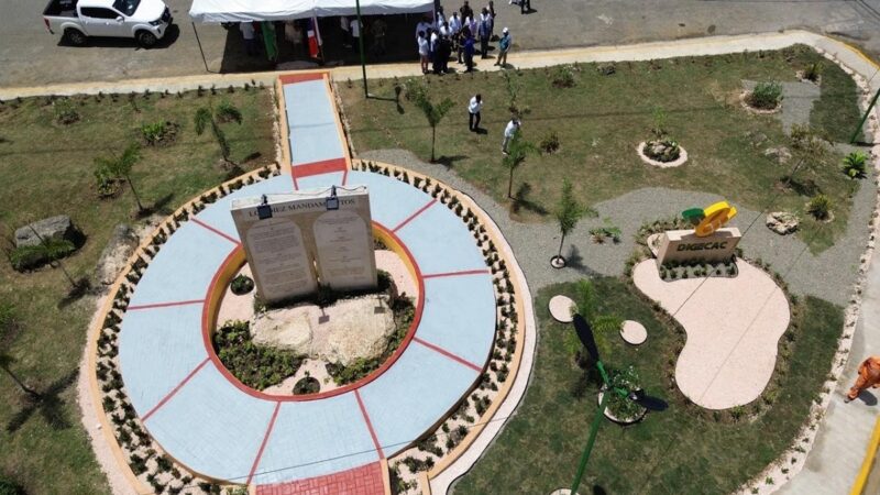 Monumento a los Diez Mandamientos Transforma la Carretera Mella