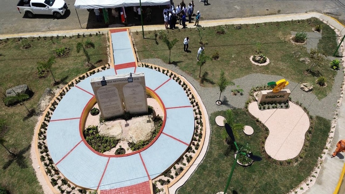 Monumento a los Diez Mandamientos Transforma la Carretera Mella