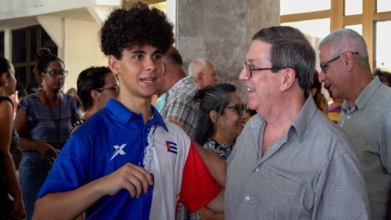 Cuba Recibe a Diplomáticos Expulsados de República Dominicana en Medio de Tensión Diplomática