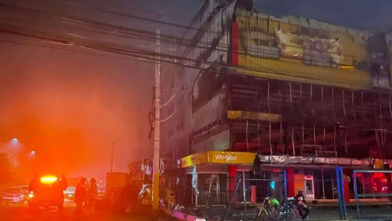 Bomberos Controlan Incendio en L&R Comercial tras Intensa Jornada
