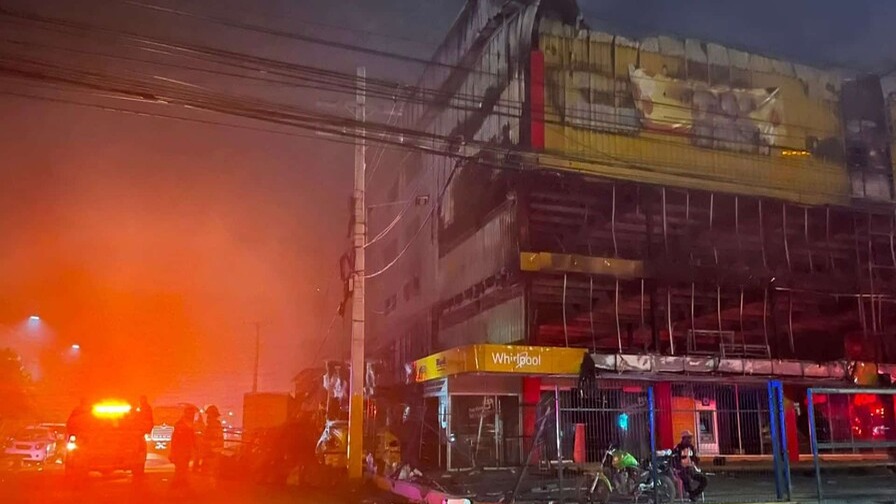 Bomberos Controlan Incendio en L&R Comercial tras Intensa Jornada