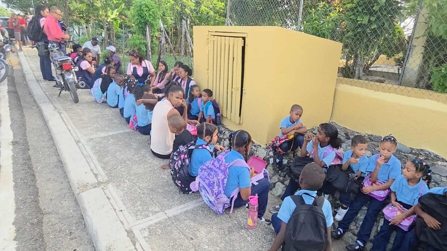 Crisis Educativa en Loma de Cabrera: Escuela La Ceiba Cierra sus Puertas