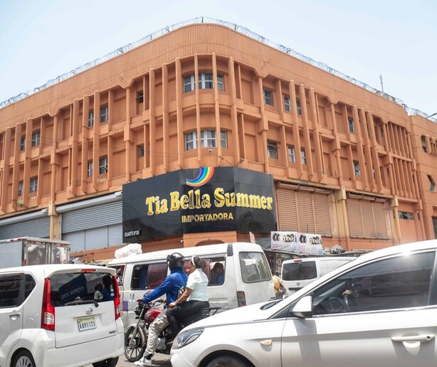 La Transformación del Comercio en la Avenida Duarte: Auge de los Negocios Chinos