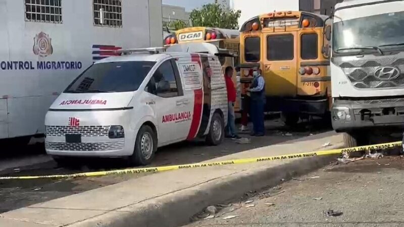 Hallan Cuerpo de Hombre en Camión Estacionado en Migración
