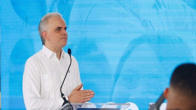 Ministro De Camps Aboga por Garantizar Horas de Clase a Estudiantes