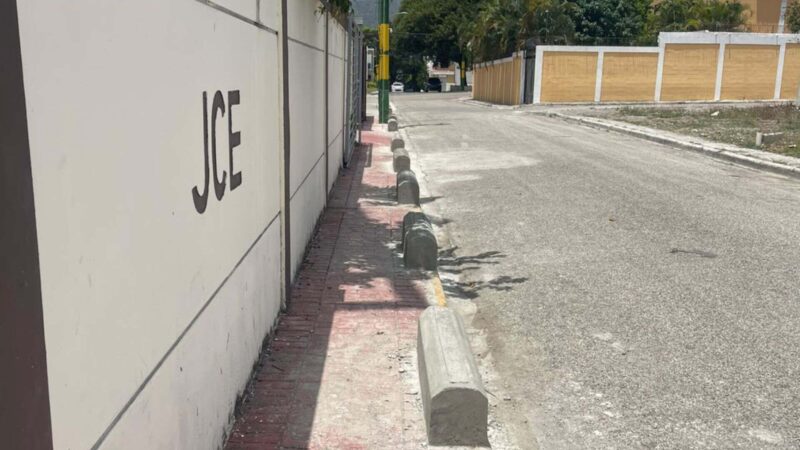 Controversia en Sabana Larga por Instalación de Muros en Aceras