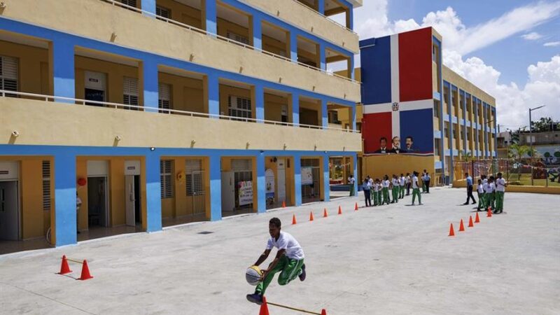 Minerd Ajusta a 6,000 la Cifra de Estudiantes sin Espacio Escolar