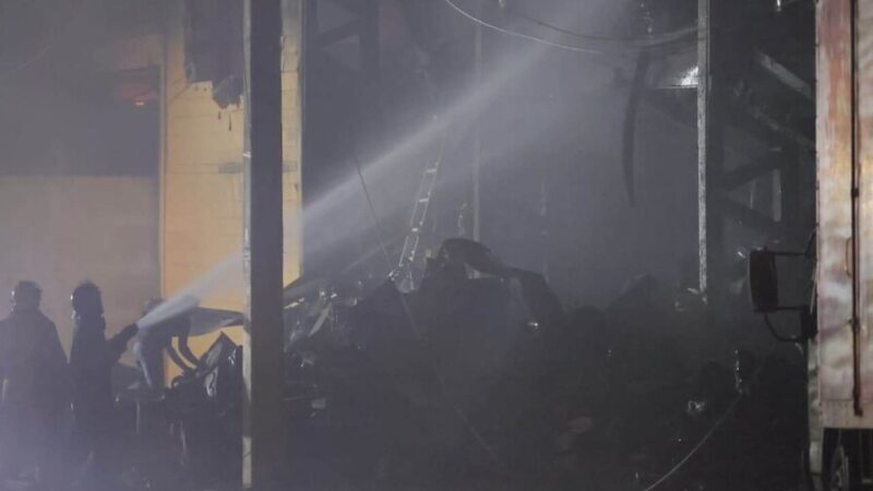 Incendio en L&R Comercial: Más de 10 Horas de Combate Intenso
