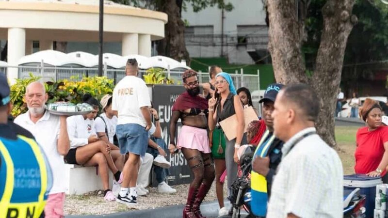 Vibrante Caravana LGBTIQ+ Recorre Santo Domingo en un Ambiente de Fiesta