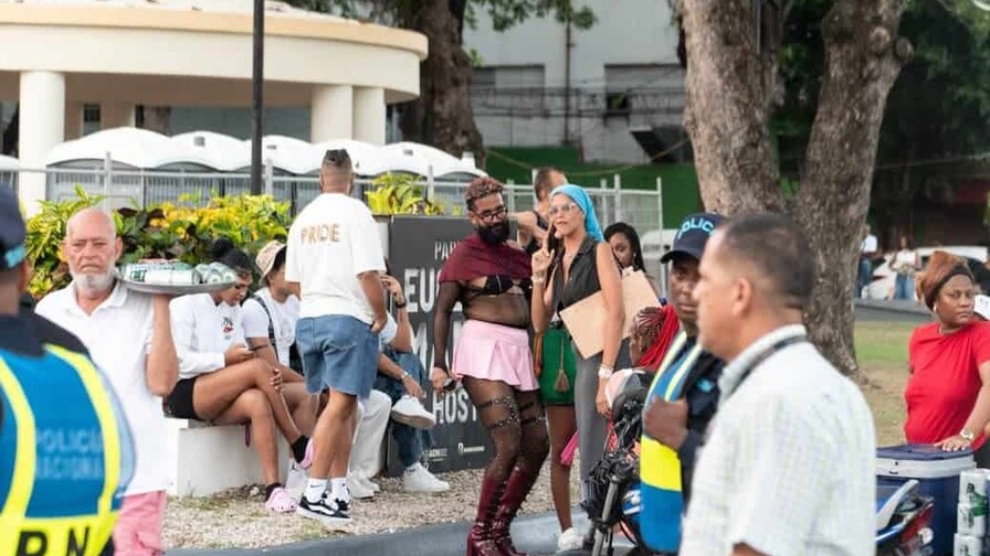 Vibrante Caravana LGBTIQ+ Recorre Santo Domingo en un Ambiente de Fiesta