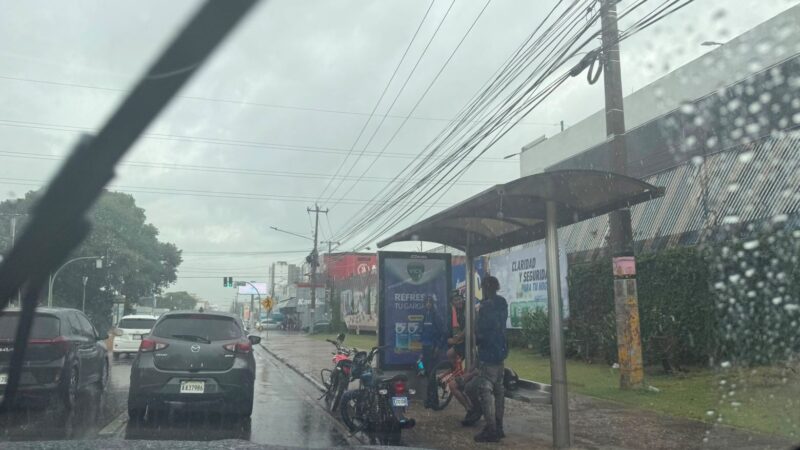 Onda Tropical y Vaguada Traen Intensas Lluvias a Varias Provincias