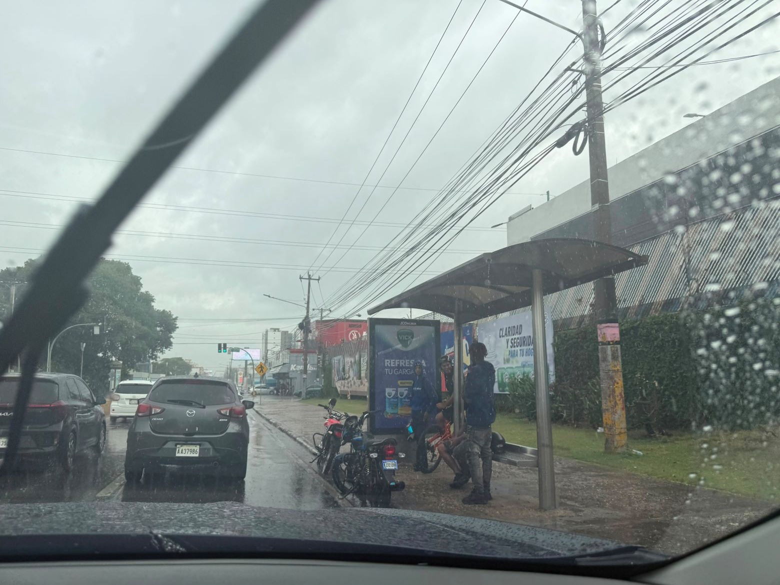 Onda Tropical y Vaguada Traen Intensas Lluvias a Varias Provincias