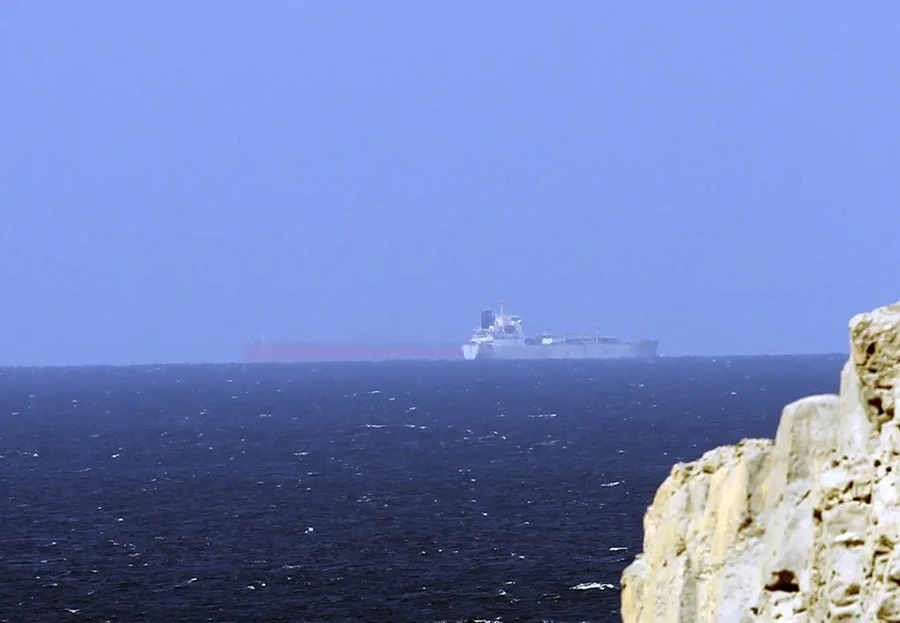 Tensión en el Estrecho de Ormuz tras Impacto de Proyectil en Buque