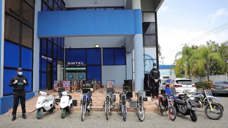 Policía Nacional Confisca Máquinas Tragamonedas y Motocicletas en Operativos