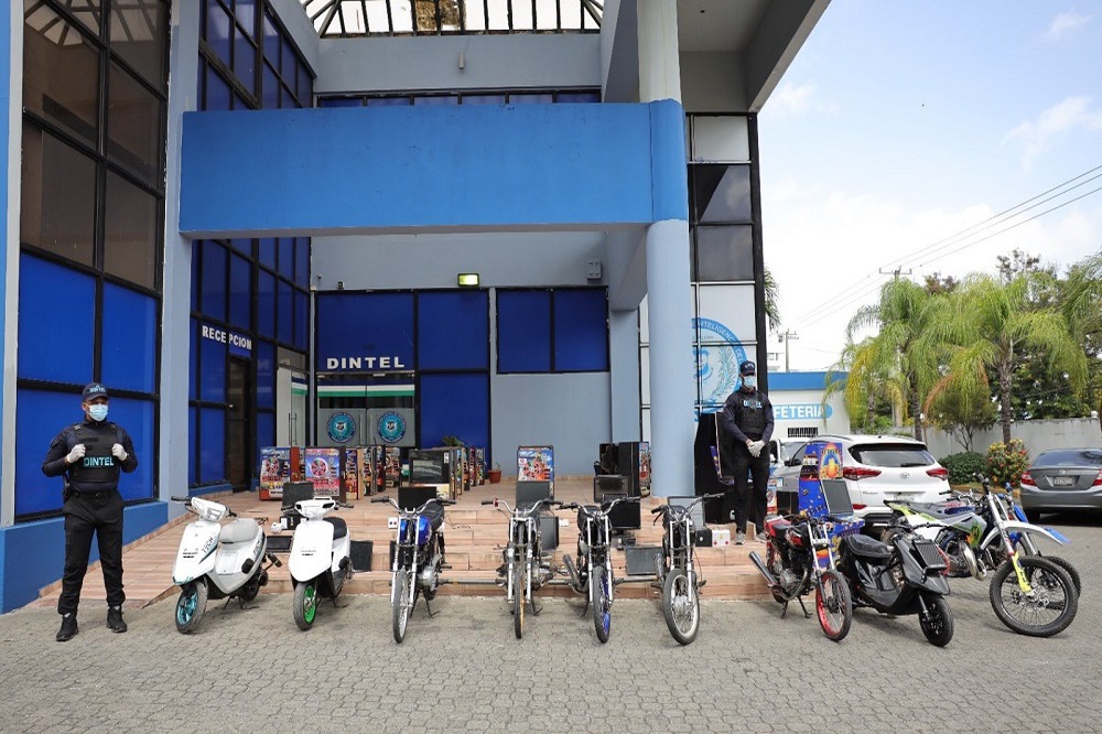 Policía Nacional Confisca Máquinas Tragamonedas y Motocicletas en Operativos
