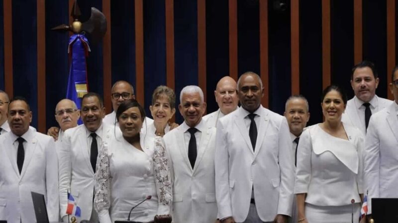 Ricardo de los Santos Reasume la Presidencia del Senado por Cuarto Año Consecutivo
