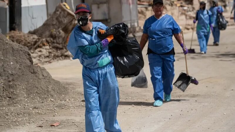 Venezolanos se unen para limpiar La Guaira tras devastadores terremotos