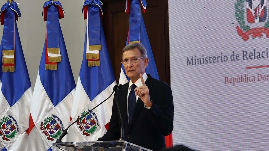Roberto Álvarez deja el Mirex; Ito Bisonó asume como nuevo canciller
