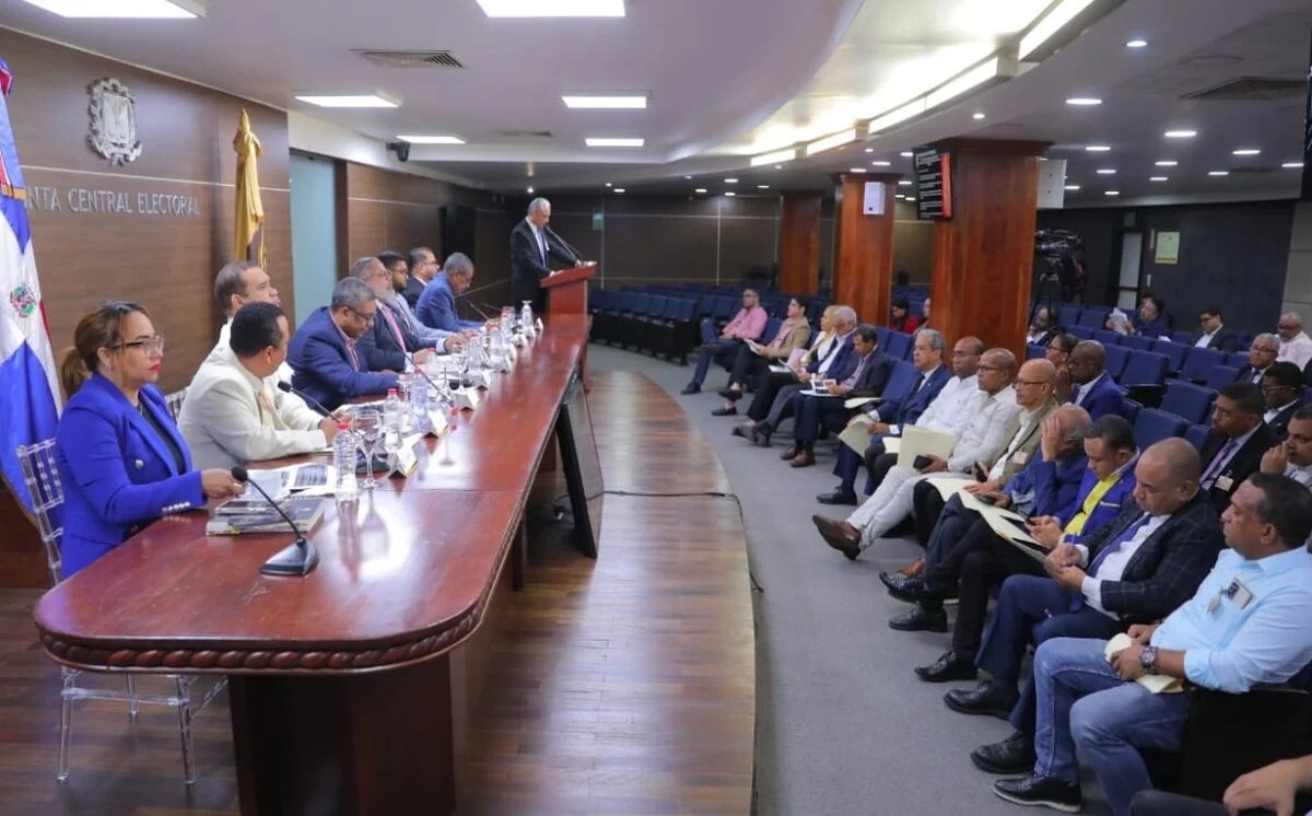 JCE Rechaza Reconocimiento a 100 Partidos Políticos en República Dominicana