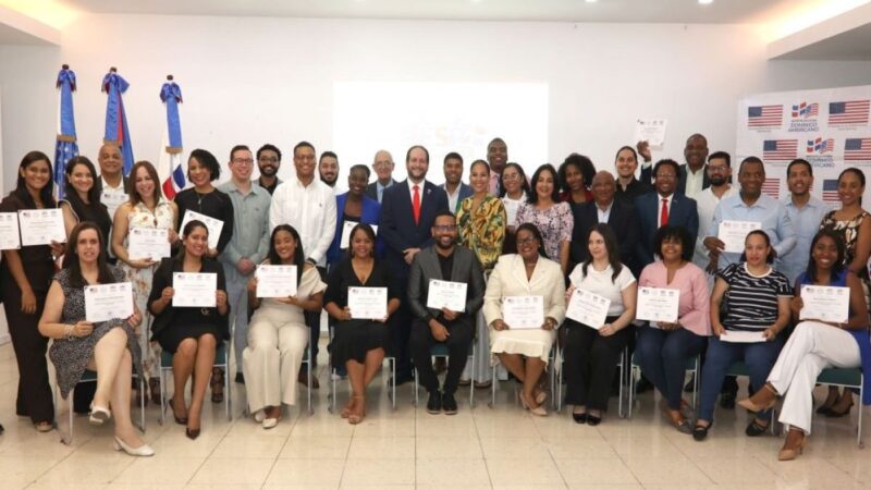 Embajada de EE.UU. e Instituto Domínico Americano Fortalecen Capacidades de Periodistas con Programa de Inglés