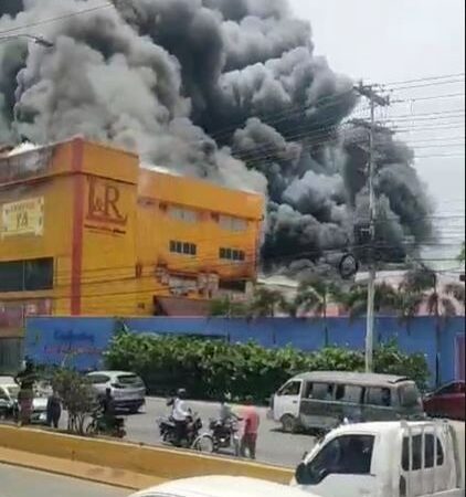 Incendio Afecta Sucursal de LyR Comercial en Autopista Las Américas