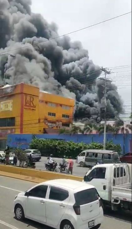 Incendio Afecta Sucursal de LyR Comercial en Autopista Las Américas