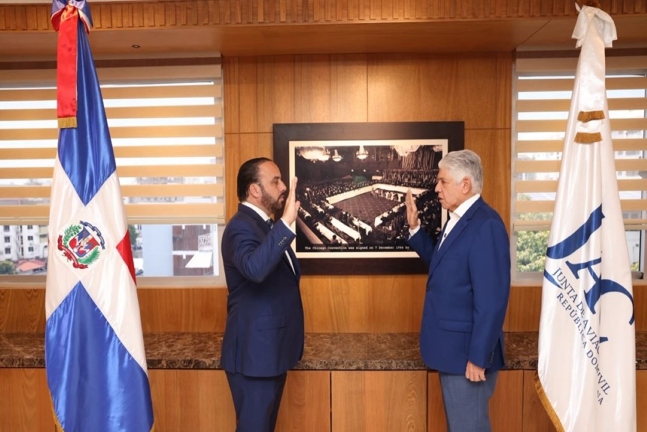 Julio Peña Guzmán asume liderazgo en la Junta de Aviación Civil