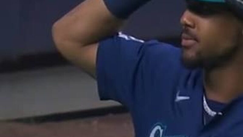 Julio Rodríguez en el ojo del huracán por error en partido contra Milwaukee