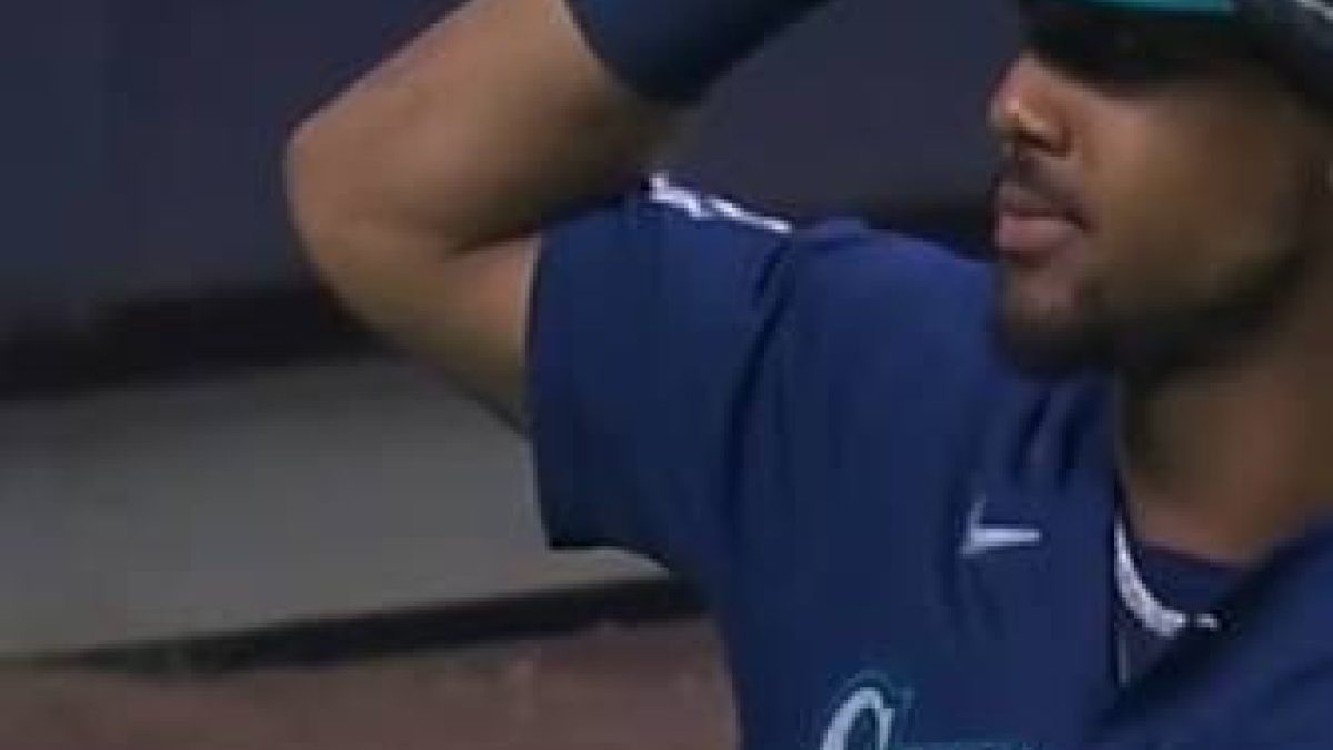 Julio Rodríguez en el ojo del huracán por error en partido contra Milwaukee